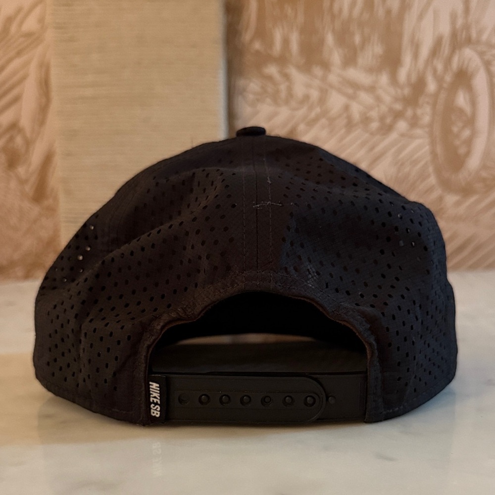 Nike SB Black Hat with White Logo - Picture 3 of 3